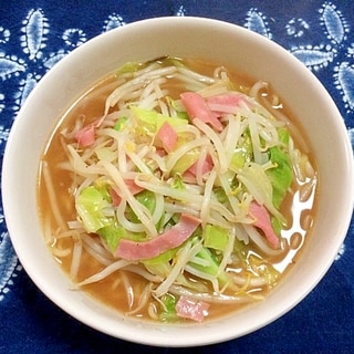 もやしとキャベツ炒めの味噌ラーメン